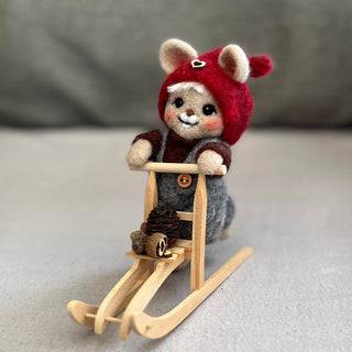 Ullnåla figur Oliver med sparken