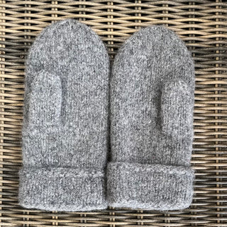 Ullnåla Votter Dompap, Mørk grå